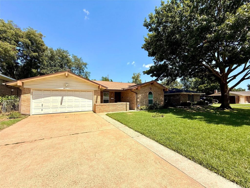 2217 Indian Creek Drive, Irving