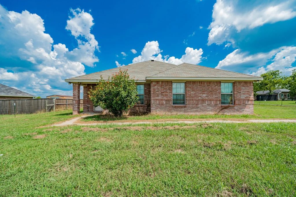 16028 County Road 355, Terrell