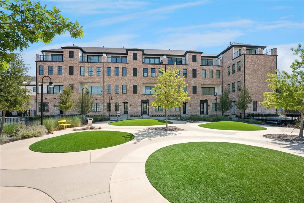 6011 Laurel Lane, Addison