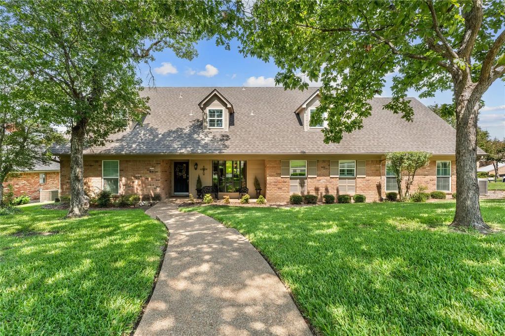10026 Forest View Street, Woodway