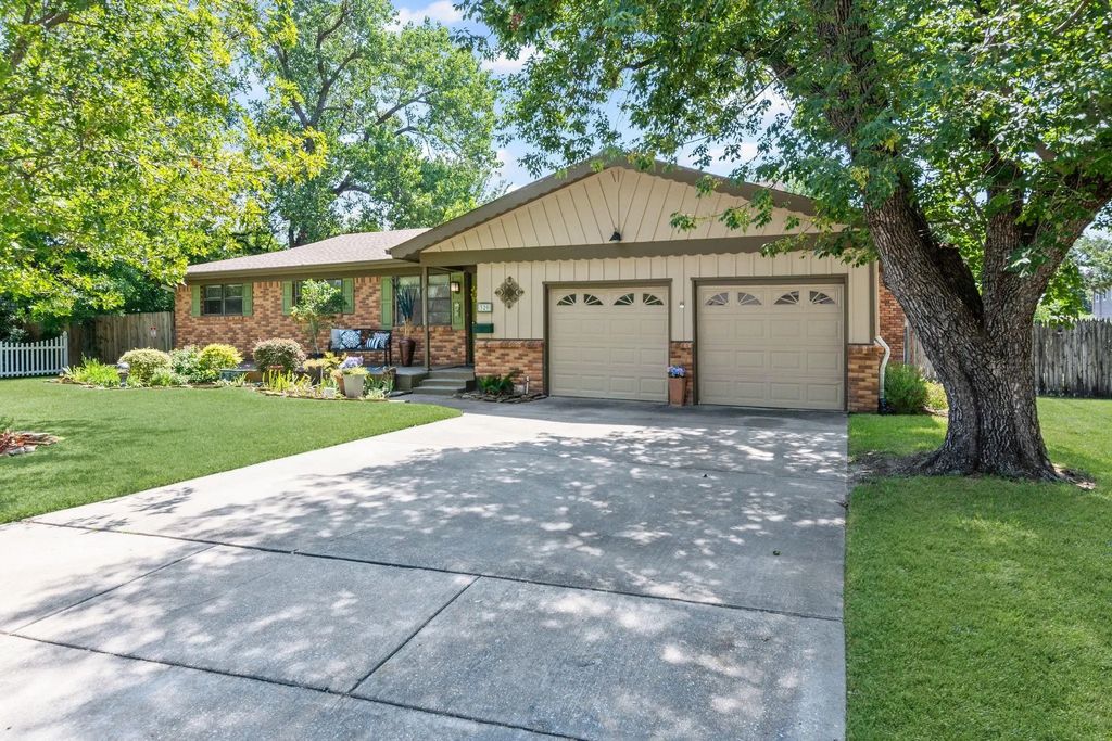 320 Patricia Lane, Bedford