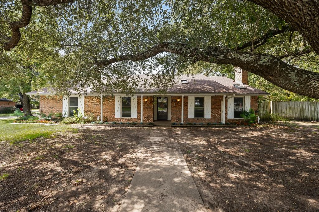 411 Highland Drive, Ennis