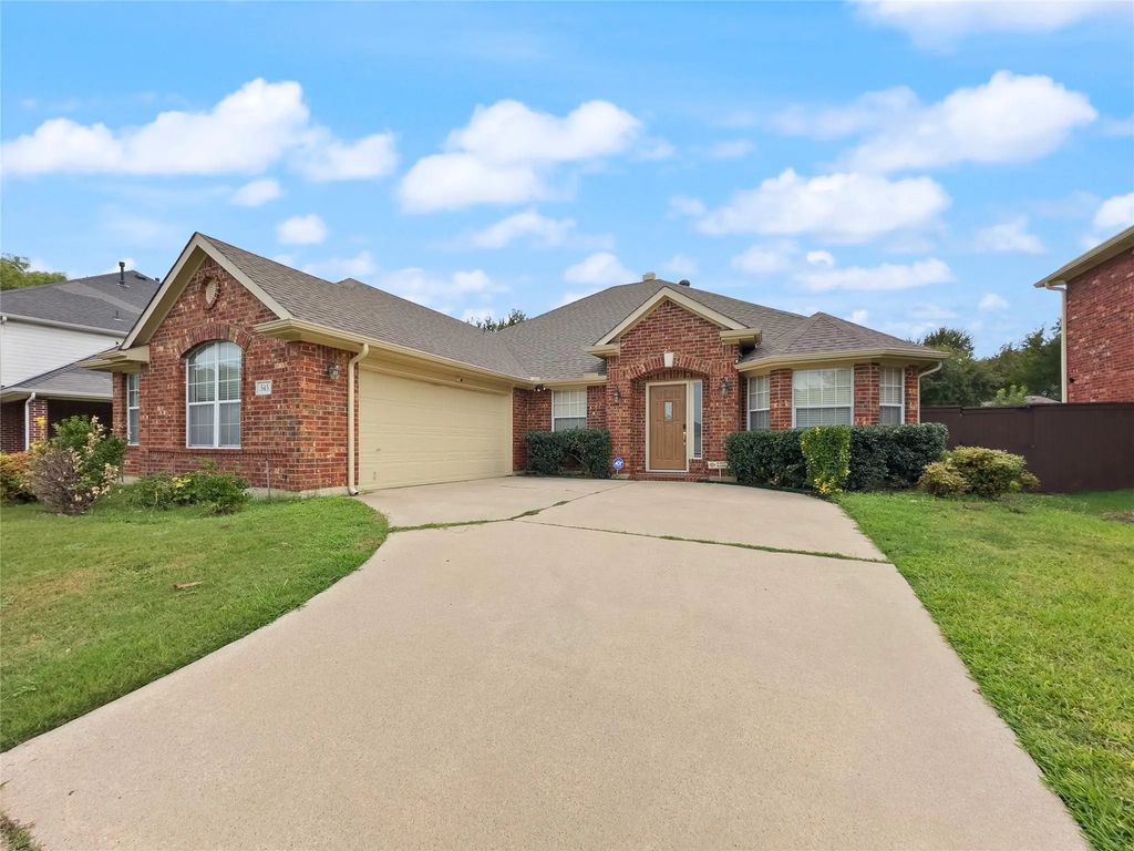 545 Edgeview Drive, Grand Prairie