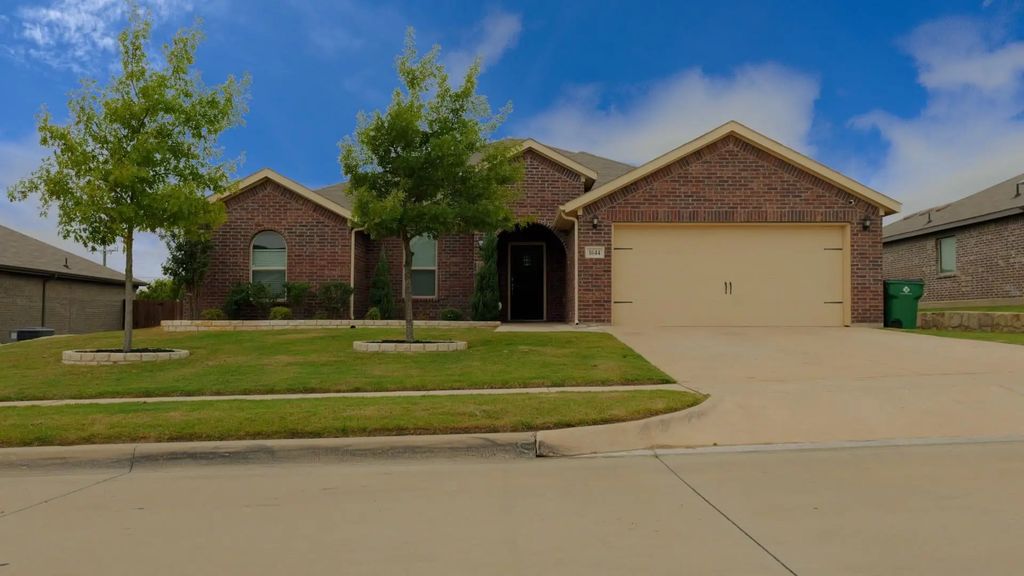 1644 Glade Meadows Drive, Burleson
