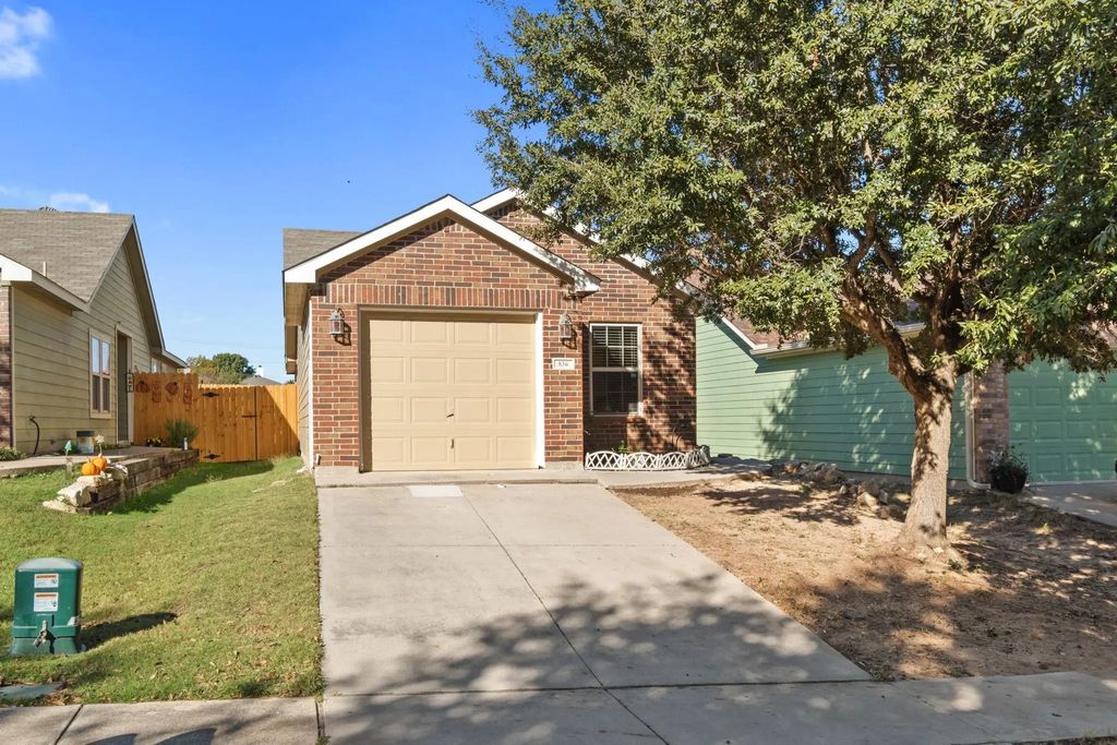 836 Village Point Lane, Fort Worth