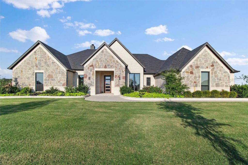 8271 Faithful Drive, Waxahachie