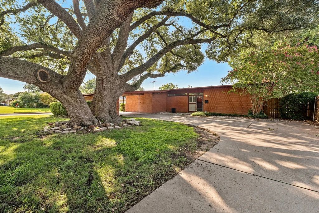 2942 Randy Lane, Farmers Branch
