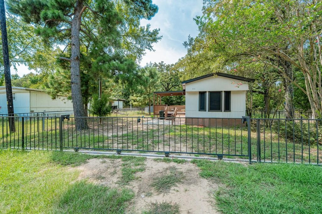111 Pecos Drive, Mabank