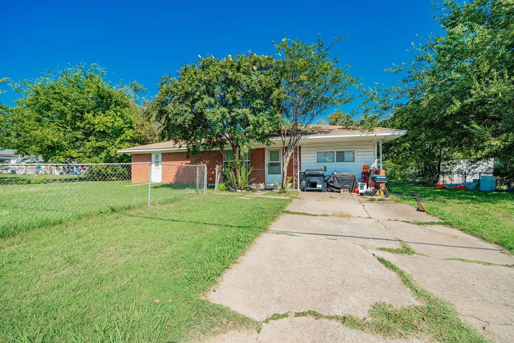 909 E 9th Street, Kemp