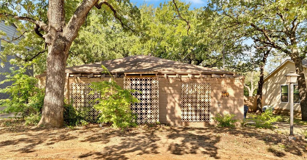 2711 N Locust Street, Denton