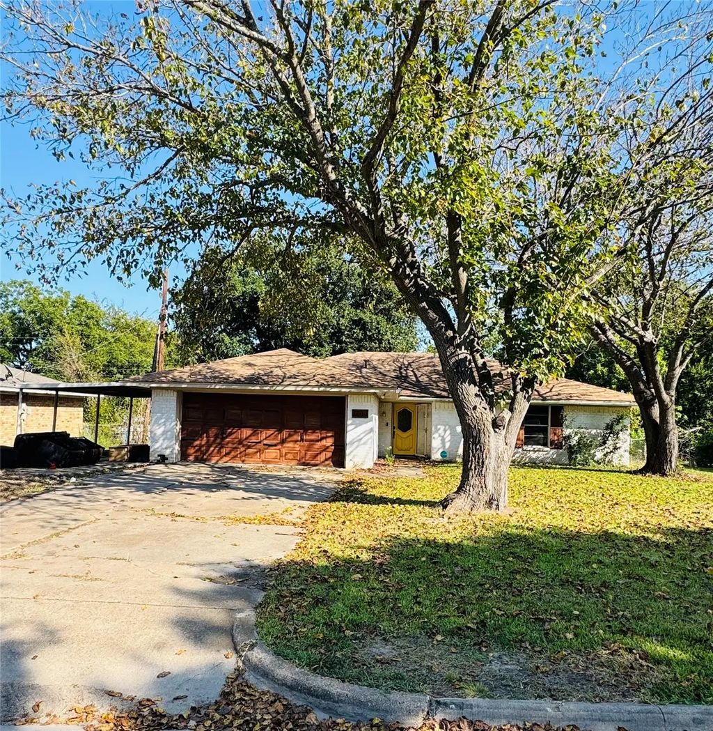 708 Meadow Lane, Mexia