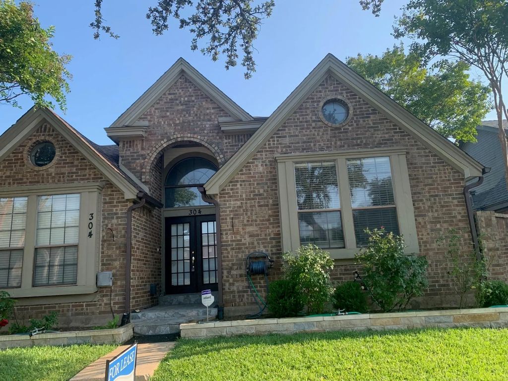 304 Cimarron Trail, Irving