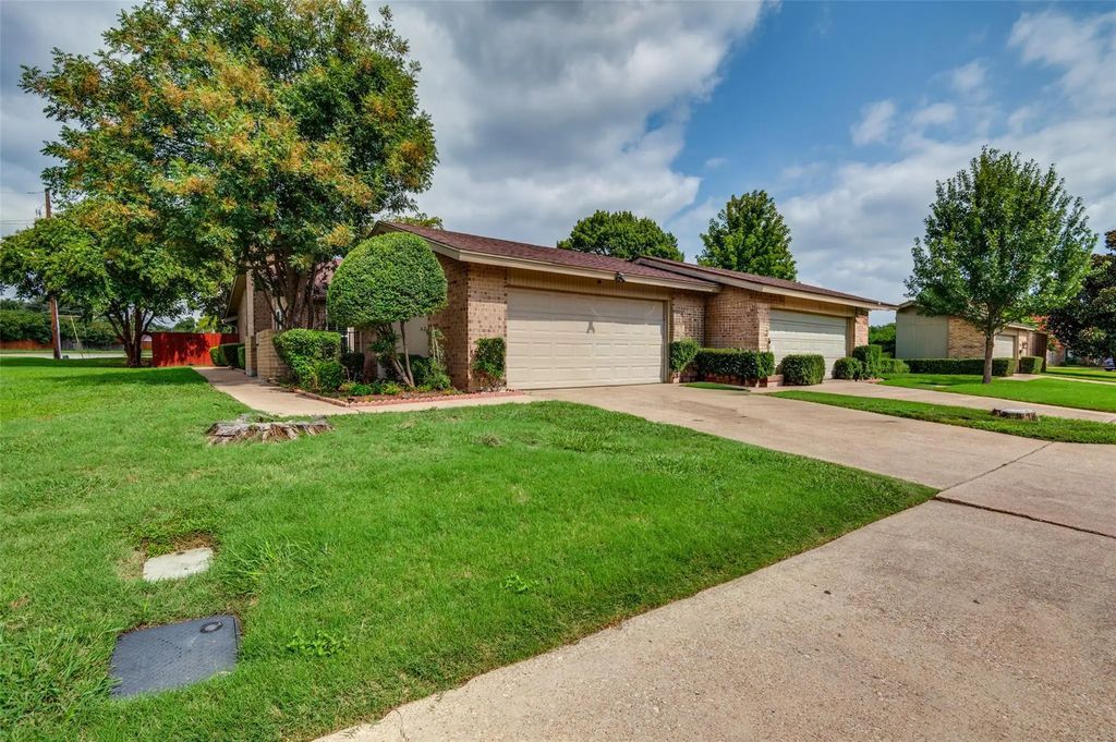 801 Shady Creek Lane, Bedford