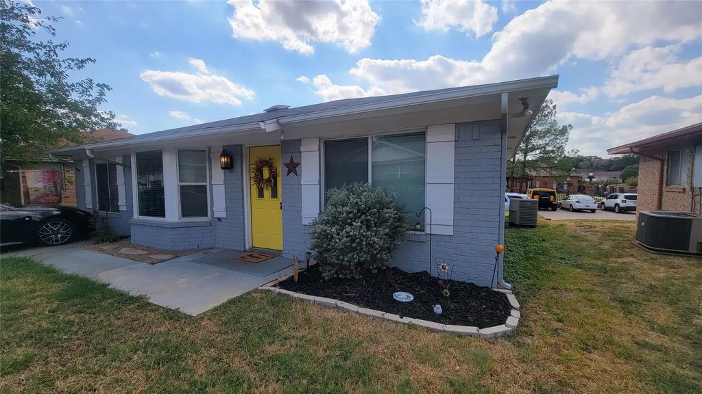 214 Fireside Village Drive, Keene