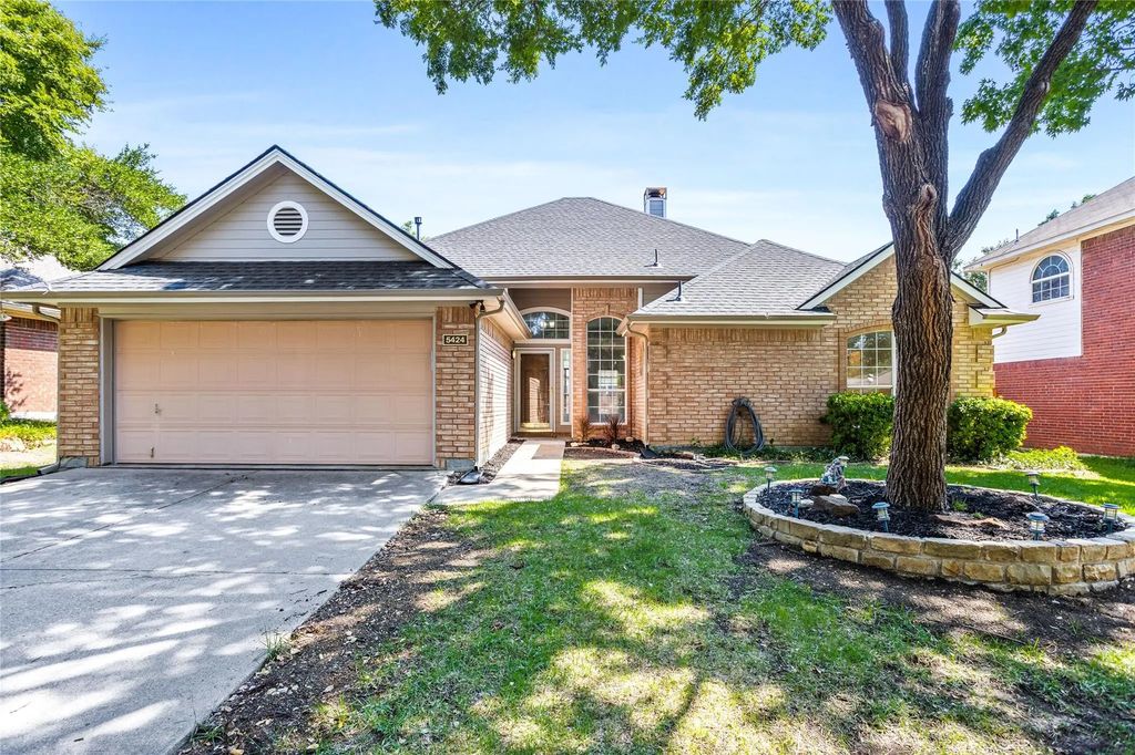 5424 Blue Water Lake Drive, Fort Worth