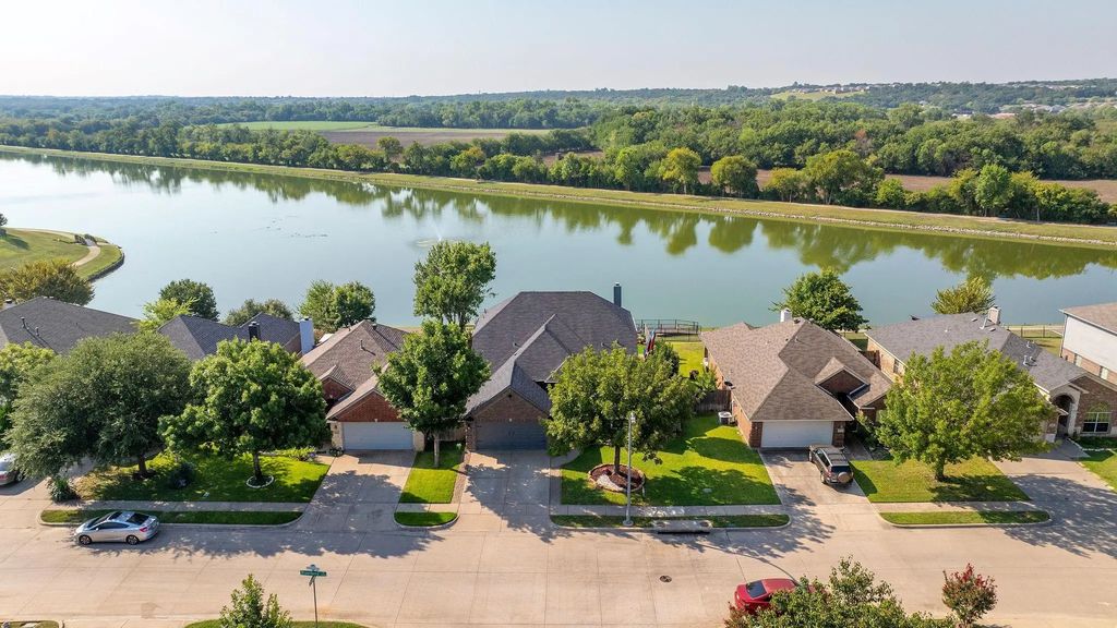 9040 River Falls Drive, Fort Worth