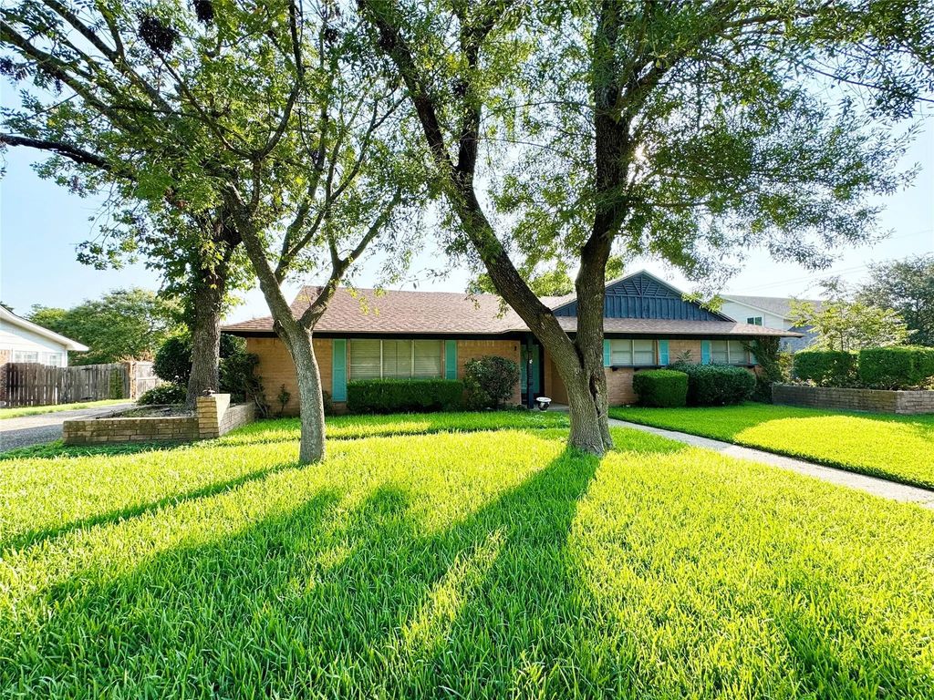 833 Deer Ridge Drive, Woodway