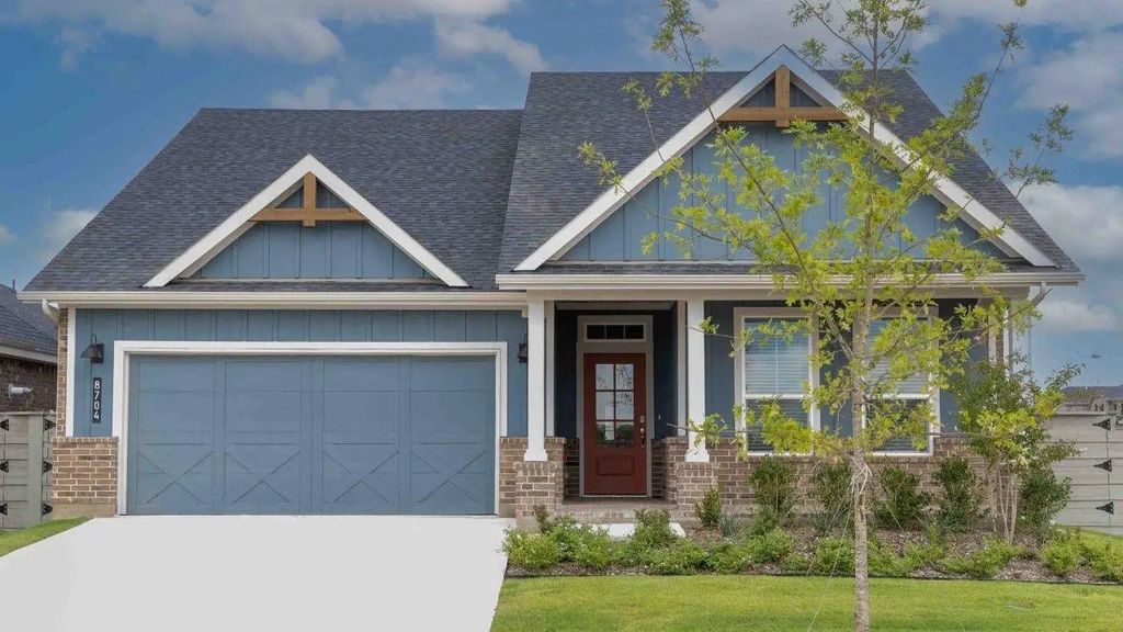 8704 Red Oak Drive, Justin