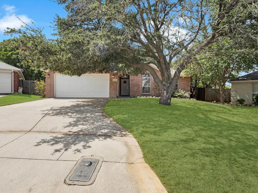 7700 Stonebank Court, Fort Worth