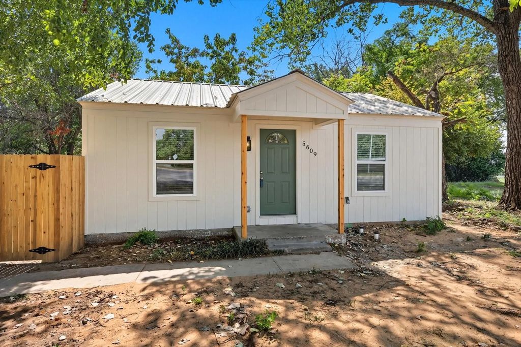 5609 James Drive, River Oaks