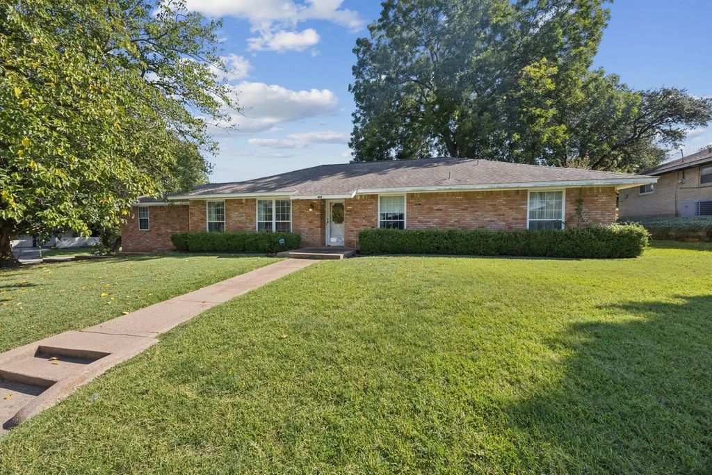 400 Riverwood Drive, DeSoto