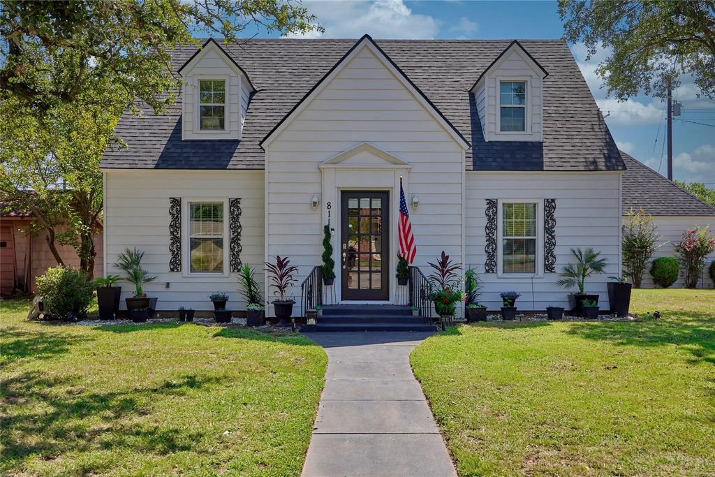 811 W Main Street, Olney