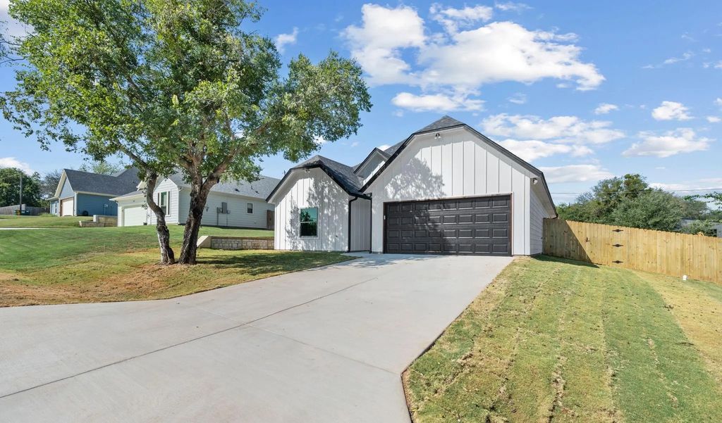 130 Lakewood Drive, Weatherford