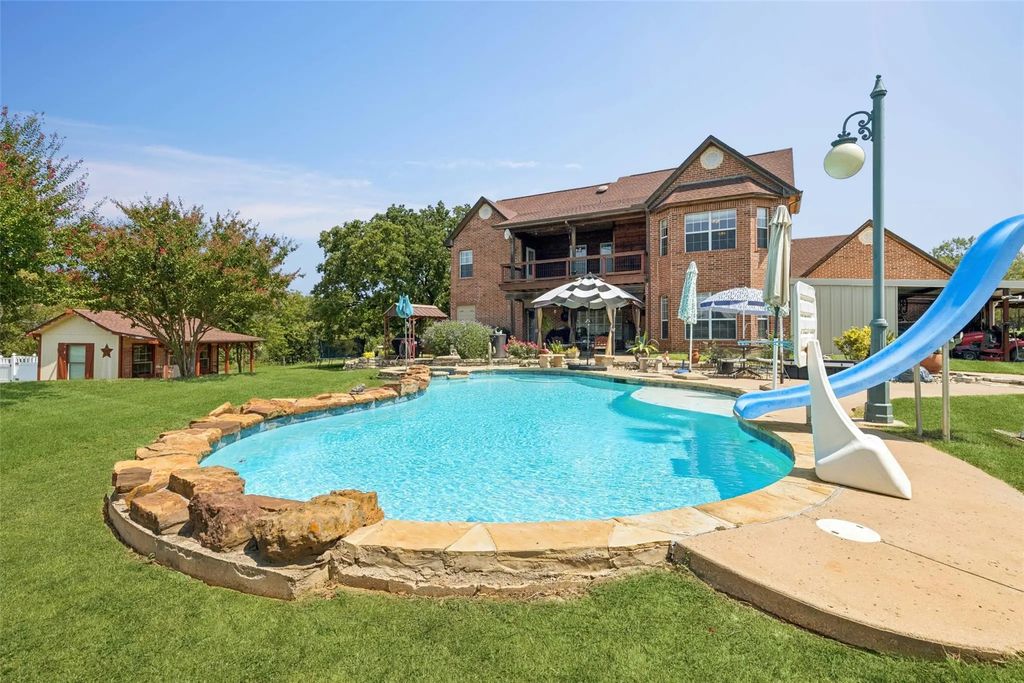 236 County Road 3385, Paradise