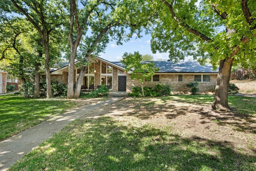 1406 Woodridge Circle, Euless