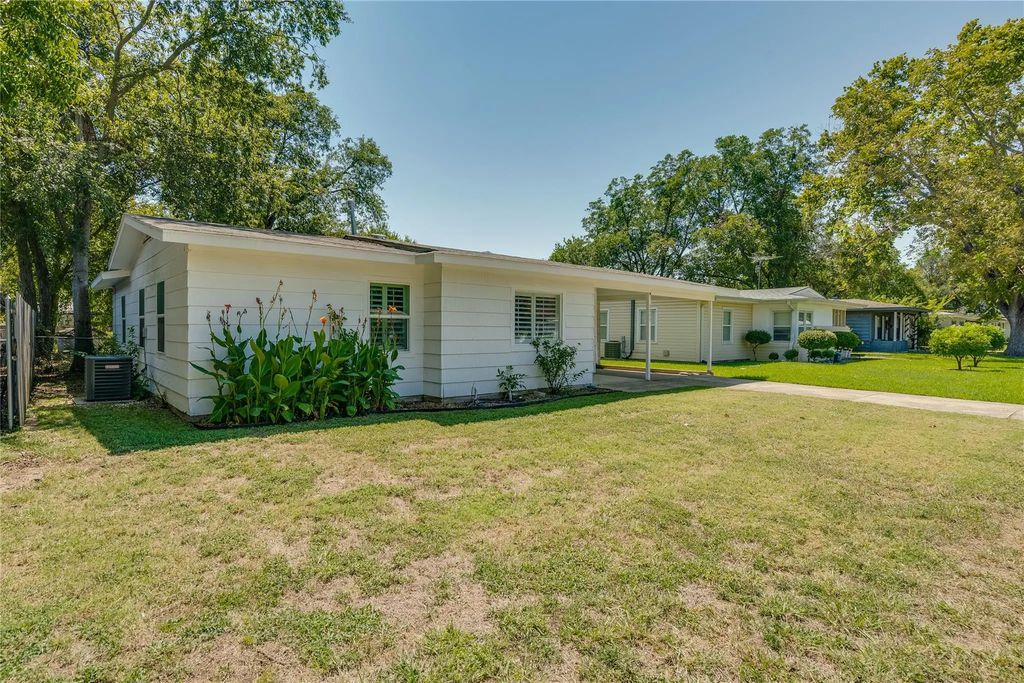 5805 Straley Avenue, Westworth Village