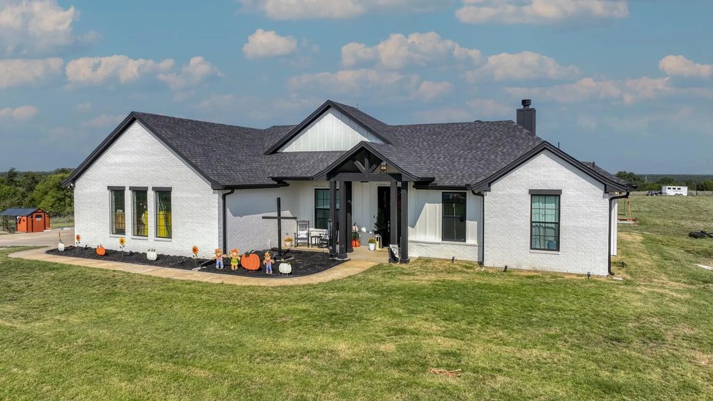 220 La Cresta Lane, Mineral Wells