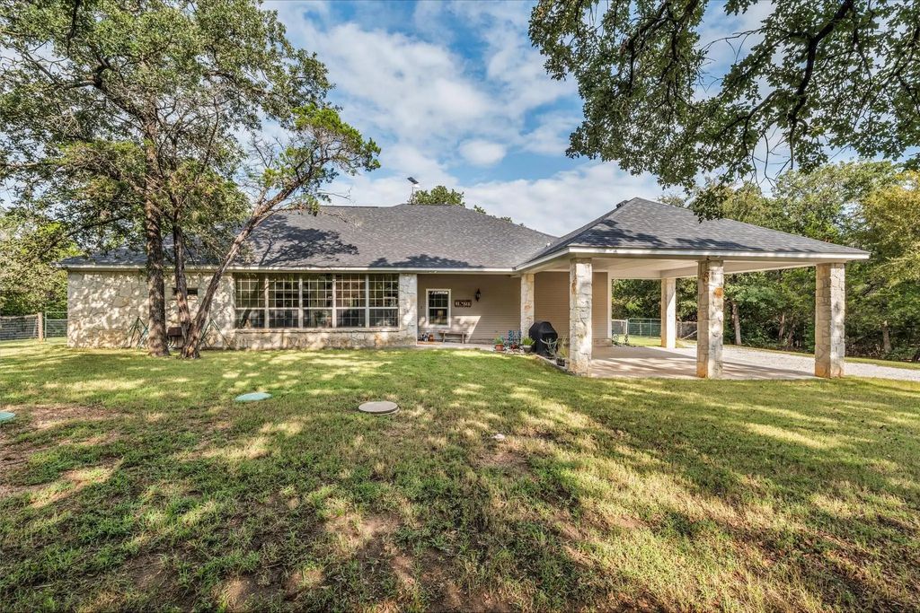 831 County Road 2200, Aquilla