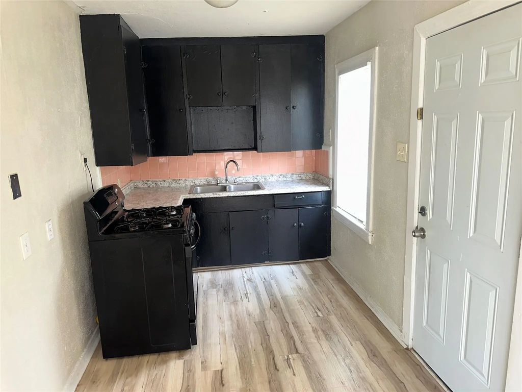 717 Genoa Avenue 719, Dallas