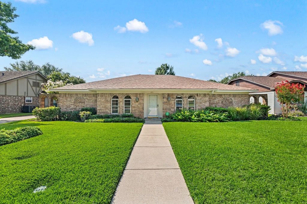 233 Hillview Drive, Hurst