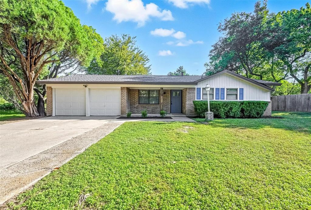 220 Page Court, Hurst