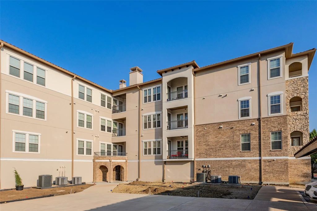 555 Via Amalfi 210, Irving