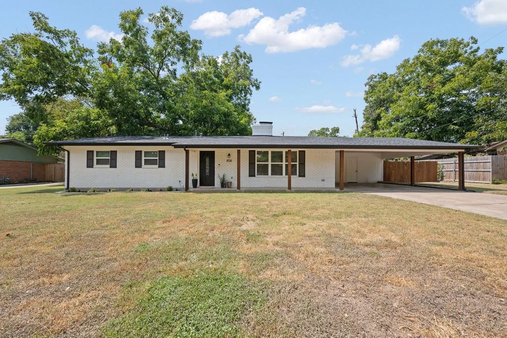 806 S Colonial Drive, Cleburne