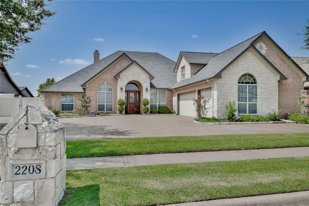 2208 Waters Edge Drive, Granbury