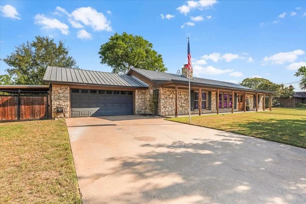 305 Huggins Drive, Springtown