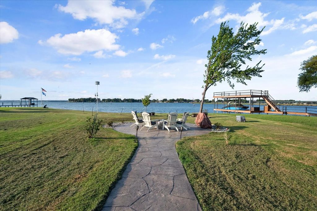 122 Moonlight Point, Corsicana