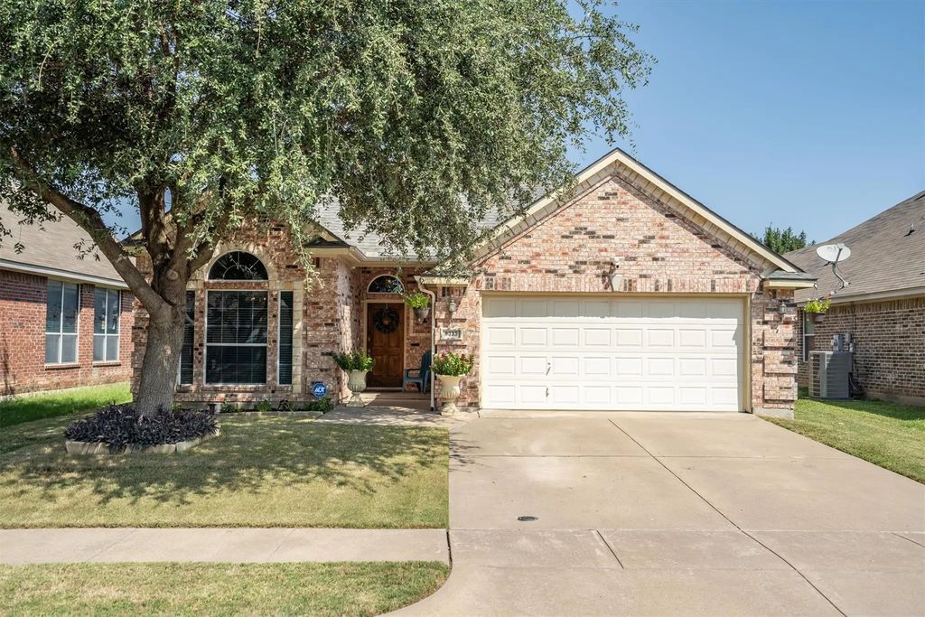 8333 Fall Crest Drive, Fort Worth