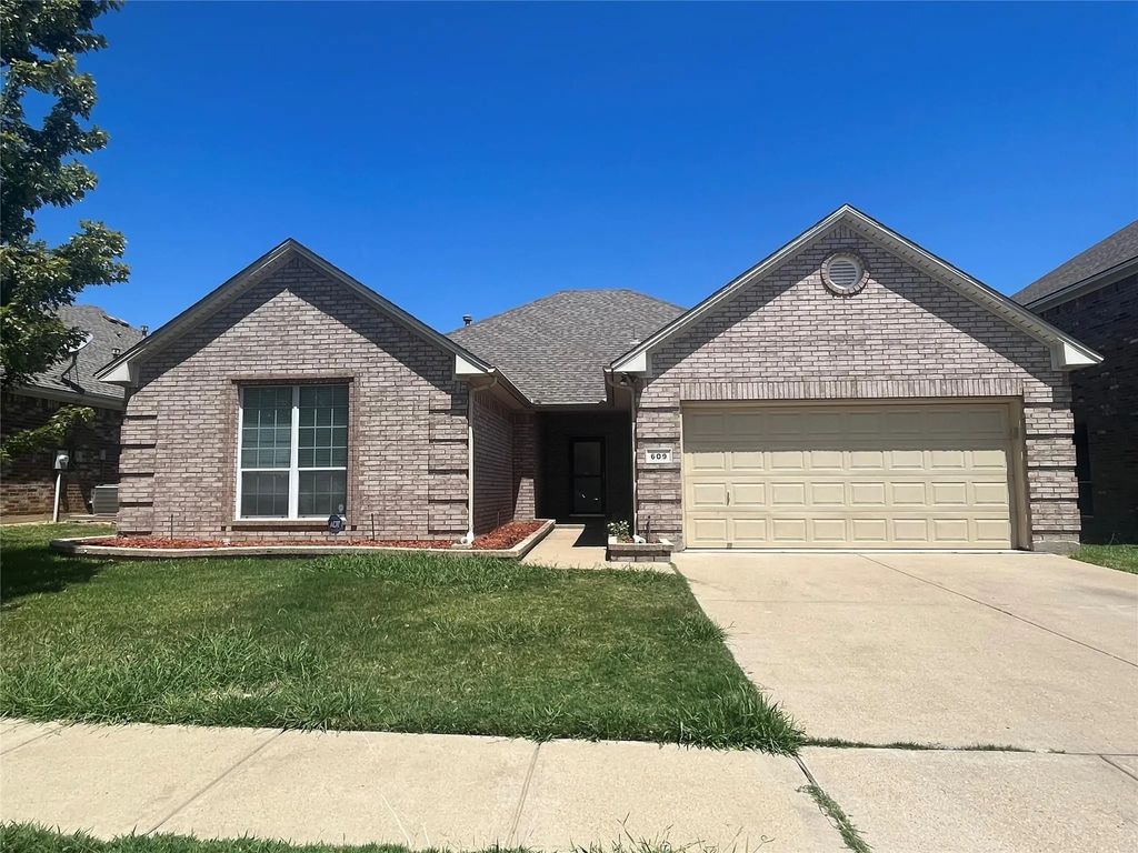 609 Crownpoint Lane, Arlington