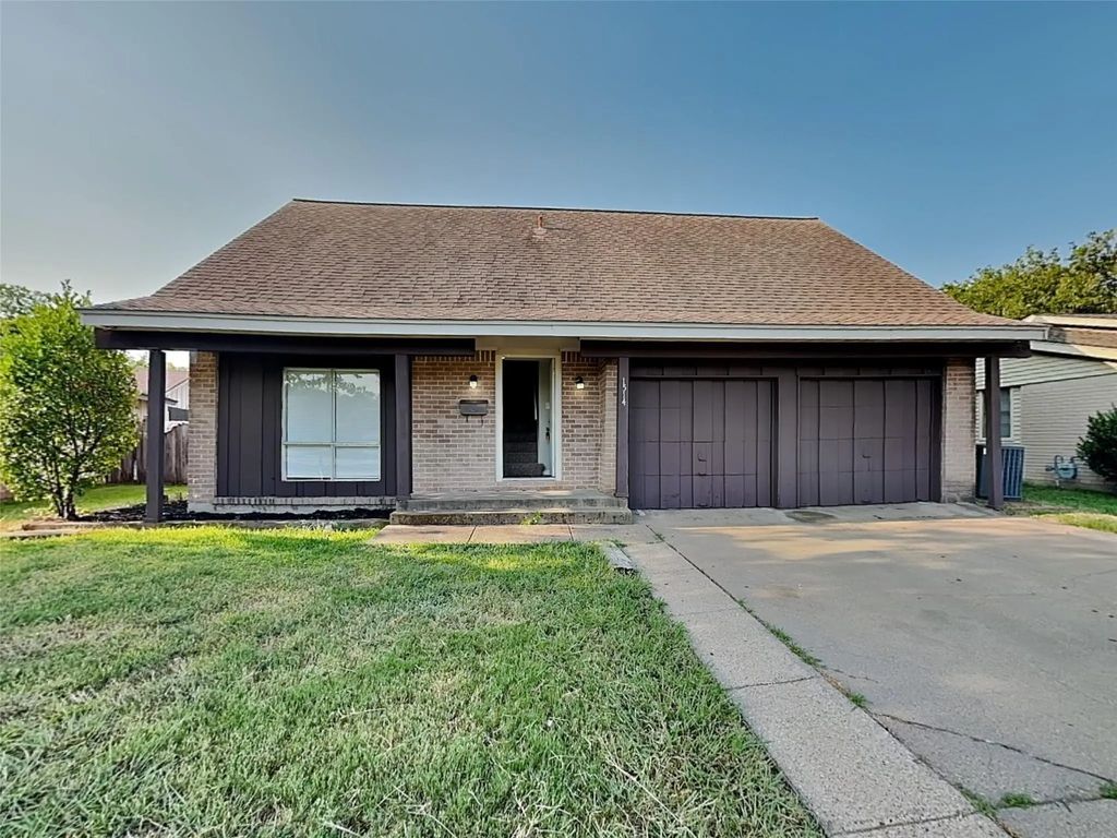 1514 Regina Court S, Irving