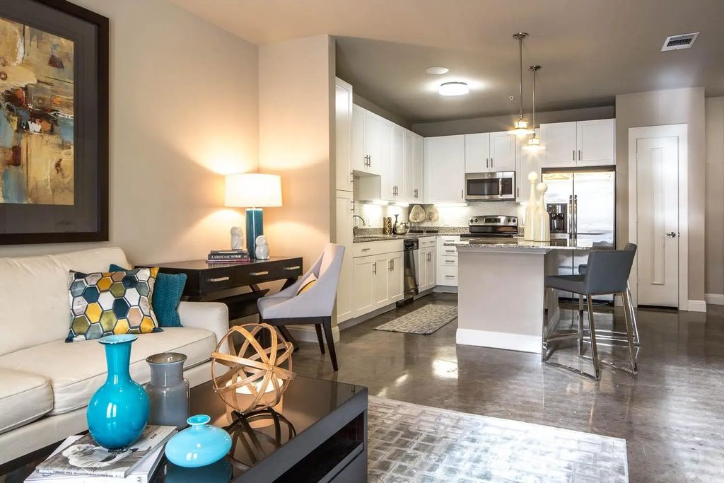 908 N Bishop Avenue 2-103, Dallas