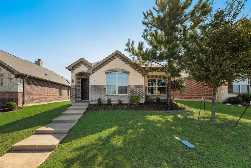 601 Crazy Horse Drive, Aubrey