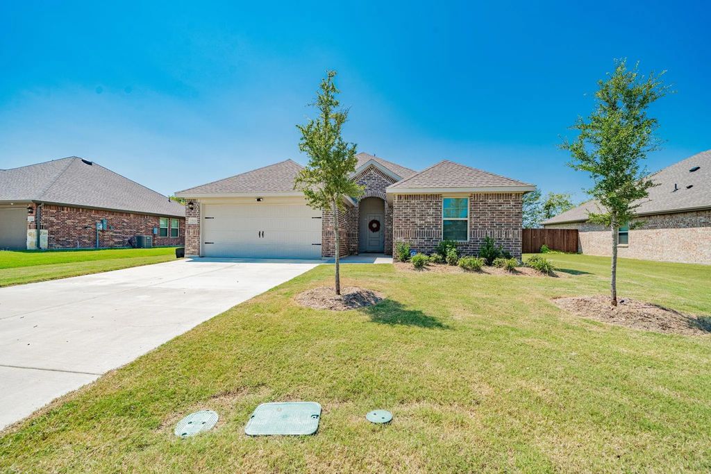 1518 Running Brook Court, Kaufman