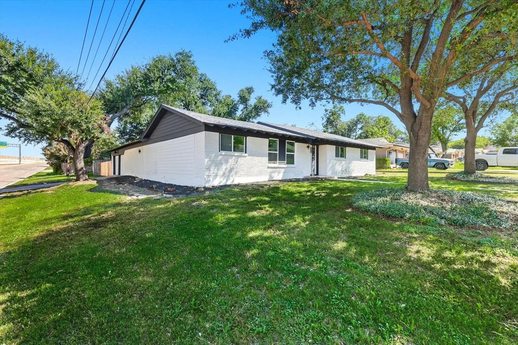 5201 Wedgway Drive, Fort Worth