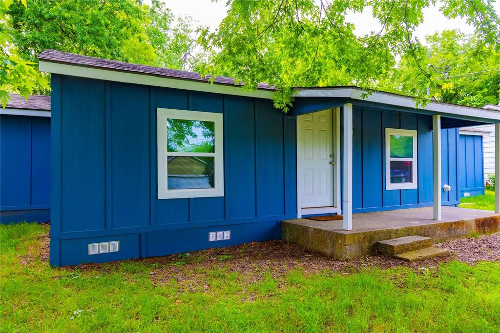 209 Pecan Street, Whitesboro