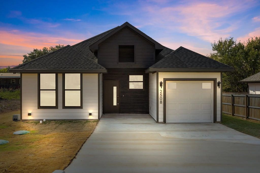 2508 Deer Trail, Granbury