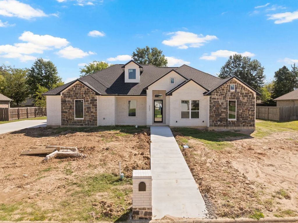 2732 Stone Hedge, Mount Pleasant